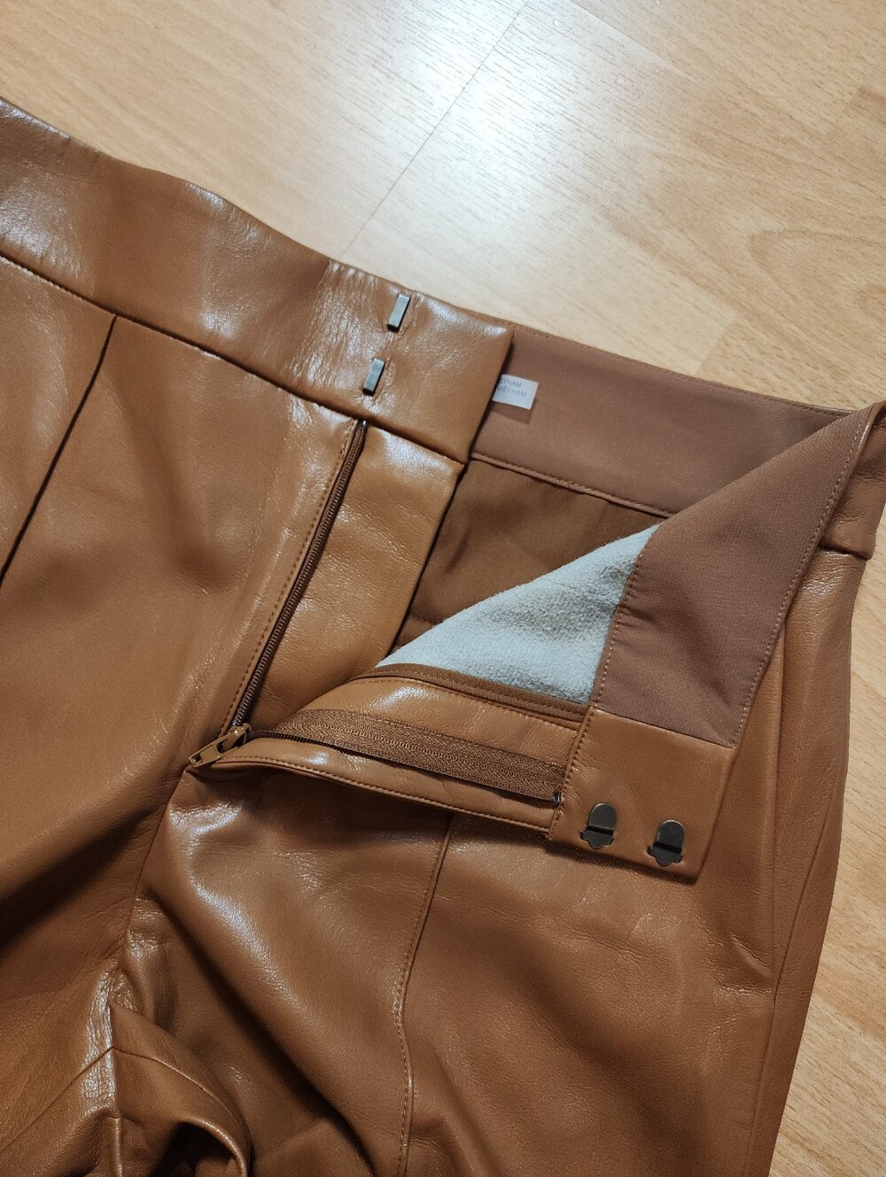 Alice & Olivia Vegan Leather Wide Leg Crop Drape Dylan Pants Camel Brown Size 6 - Picture 4 of 16
